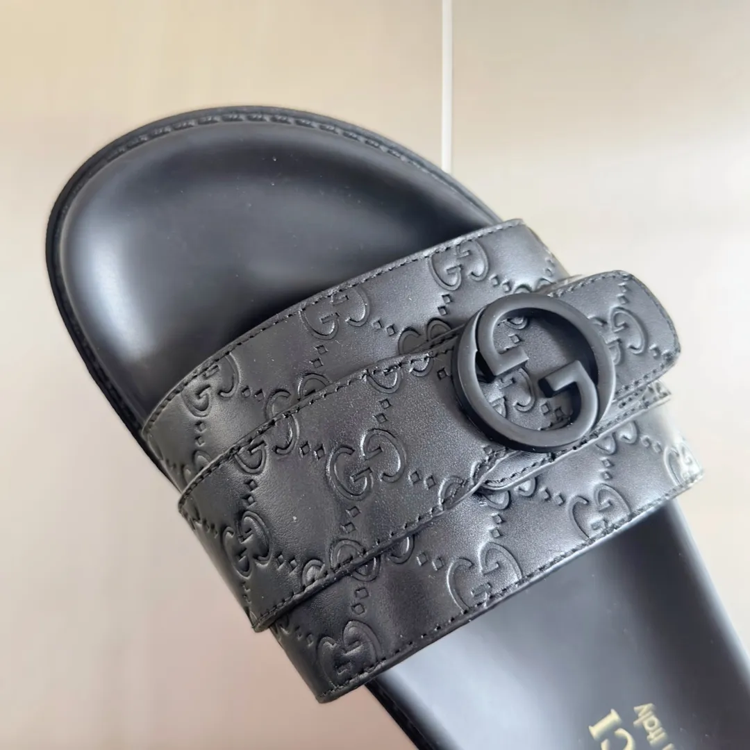 [G Home] Men's Men's Shoes💰: 300💰Size: 38-45 🆕2024Gucci Gucci Summer New Style Double G Presbyopia Flip-flops Cross Sandals Thick Sole Slippers Beach Shoes Original Purchase and Development Production G family's 2024 new summer dark horse items, fashion bloggers at home and abroad have put on the show, and it has become popular on social platforms at home and abroad. Fashionistas must pay for it, and they spend a lot of money to create ingenious craftsmanship and accurately restore every detail. Exquisite packaging at the delivery counter🛍📦 ▪️ Fabric: Original imported double G presbyopic leather ▪️ Lining: Original imported leather ▪️ Sole: Original open molded T men's shoes 💰U outsole ▪️ Bottom thickness: 3CM